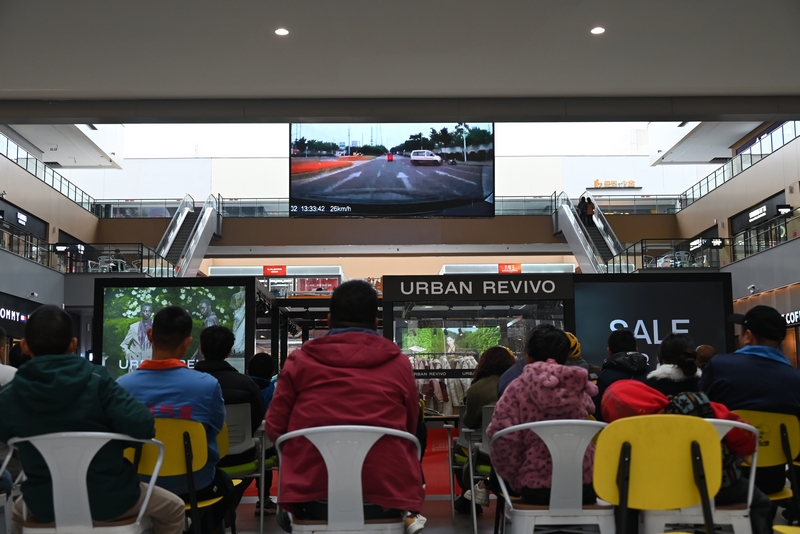 觀看典型案例視頻。沈建華 攝