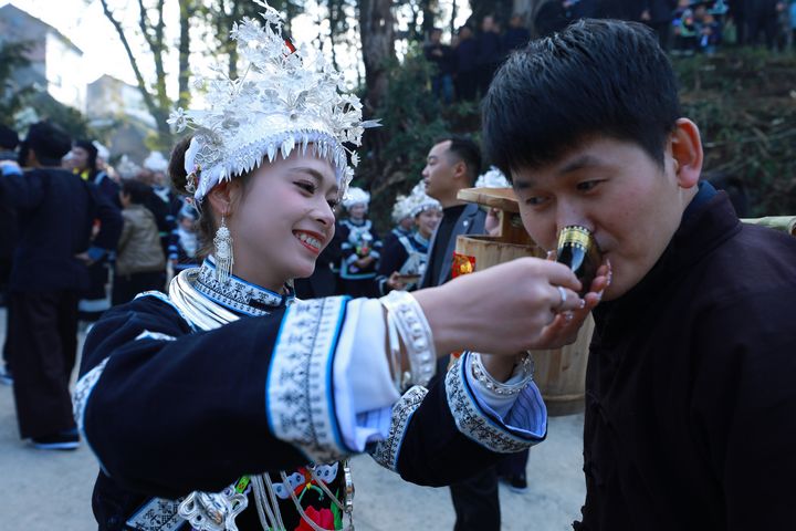 侗族群眾在迎賓攔門。劉夢攝