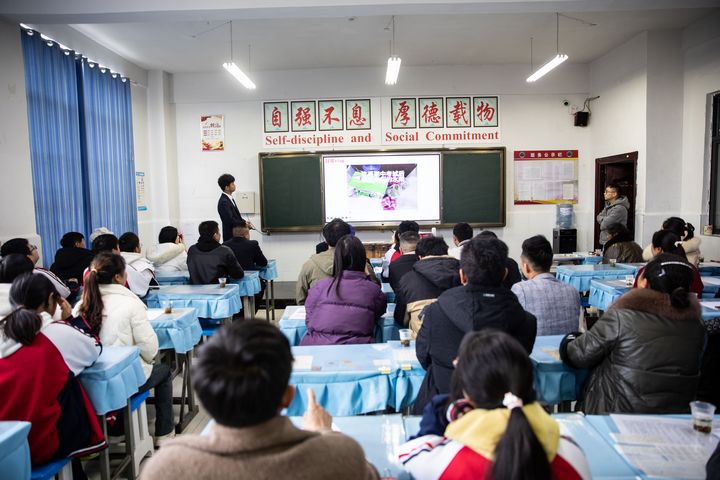 家長觀看孩子在學校學習生活情況。謝永奇攝