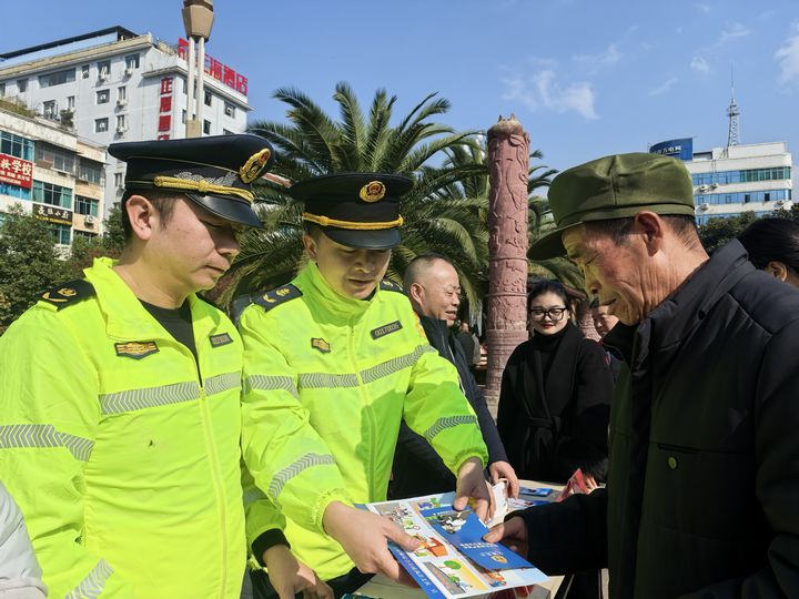 工作人員發放宣傳資料。王娜攝