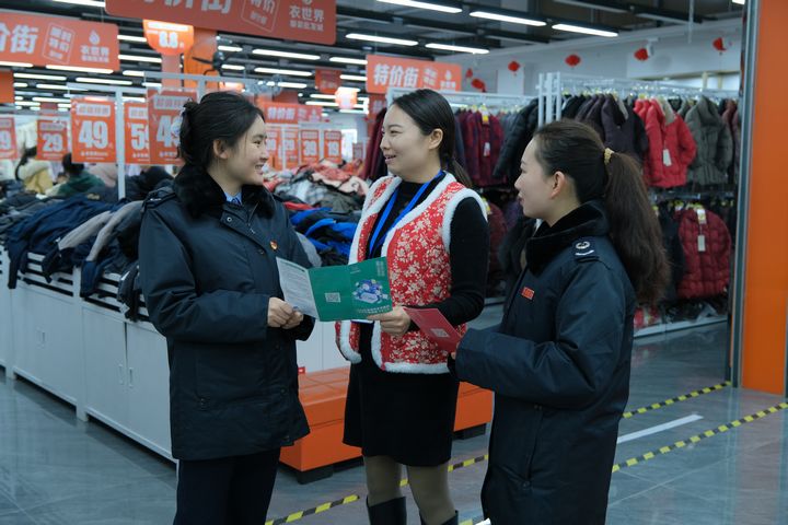 普安縣稅務局工作人員到衣世界服裝批發城了解商家經營情況，開展稅費優惠政策宣傳。劉蘇慶攝