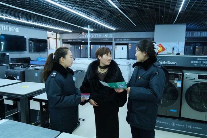 普安縣稅務局工作人員到電器商鋪開展問需解難走訪，宣傳稅費政策，輔導解決涉稅疑難問題。劉蘇慶攝