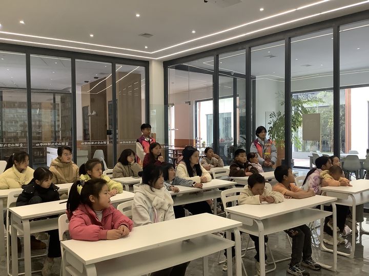 講座中家長在專心聽講。