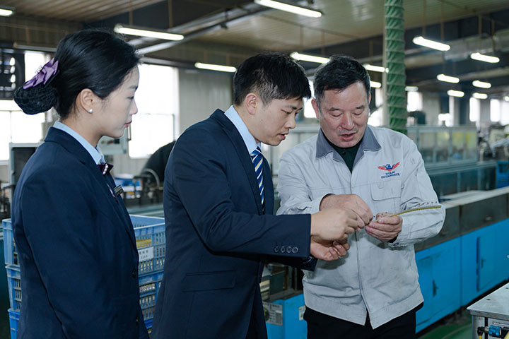 郵儲銀行黔東南州分行工作人員走訪中昊電子。郵儲銀行貴州省分行供圖