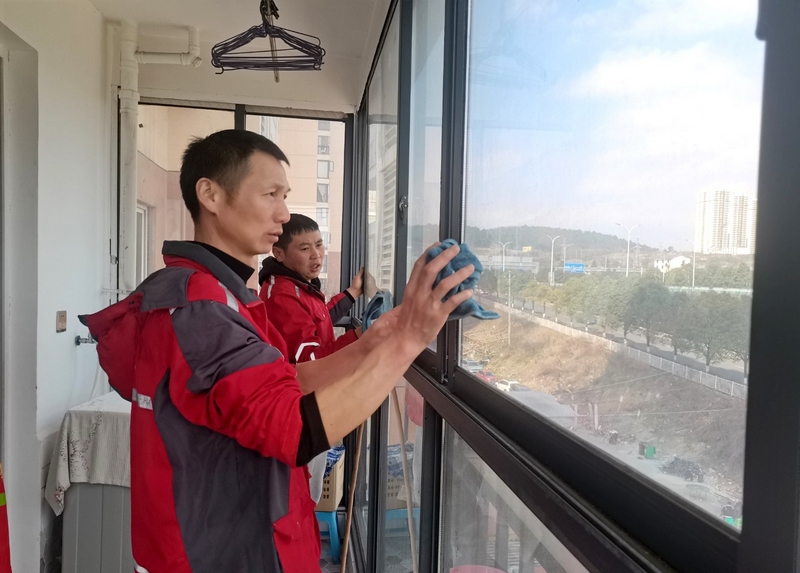 新業態新就業群體就近參與社區“學雷鋒”志愿服務活動，幫助社區老人打掃房屋衛生