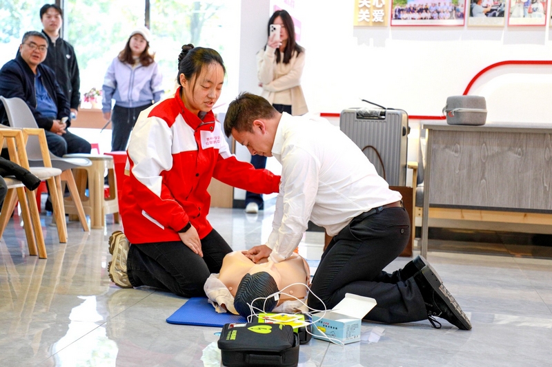 新業態新就業群體在區紅十字會的老師指導下進行實操