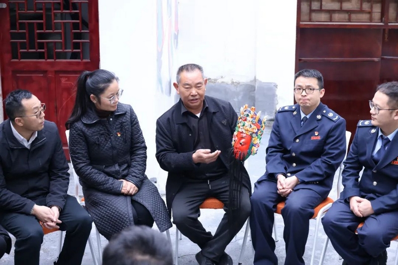 4 圖為“地戲”傳承人楊正洪為黨員干部、青年干部生動講解“地戲”起源、變化發展、傳承。