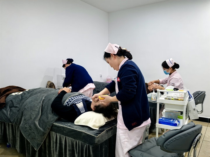 平壩區中醫院健康中醫館揭牌開診。