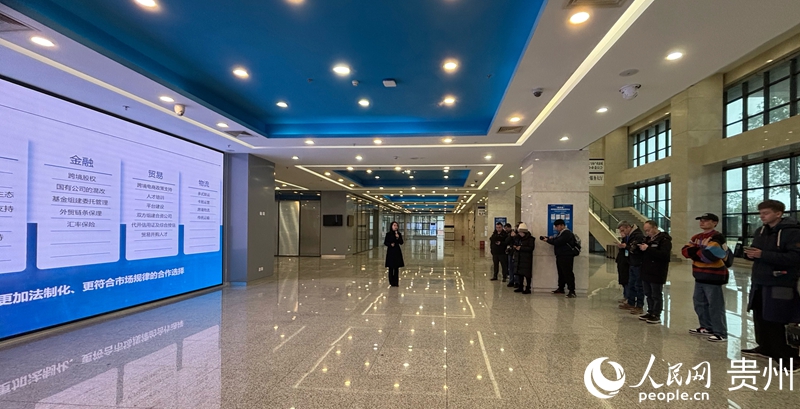 媒體團走進貴安綜保區。人民網記者 高華攝