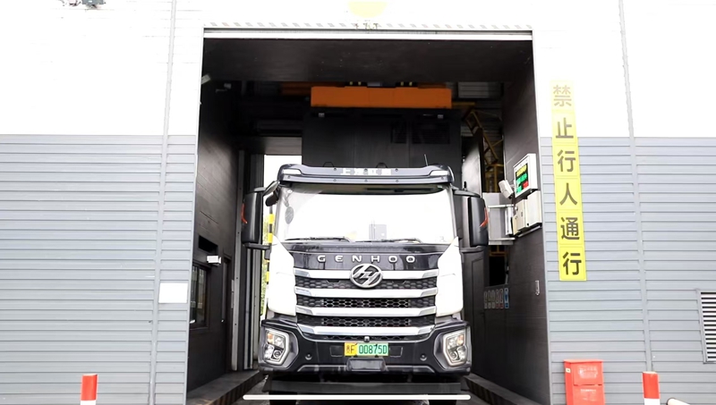 電動重卡正在換電 胡鳳至 攝