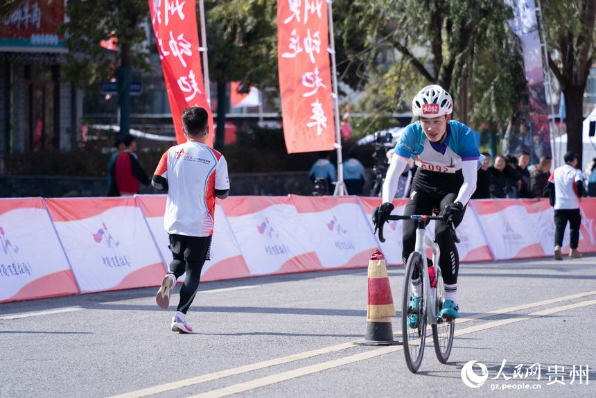 貴州紅·山水越野挑戰賽（第七站）畢節·百里杜鵑站比賽現場。人民網記者 涂敏攝