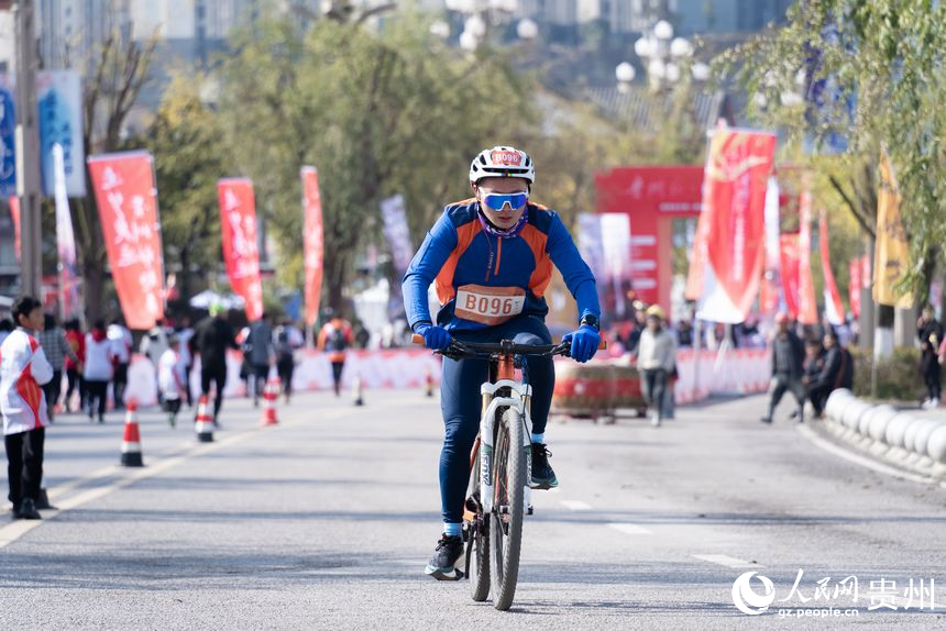 貴州紅·山水越野挑戰賽（第七站）畢節·百里杜鵑站比賽現場。人民網記者 涂敏攝