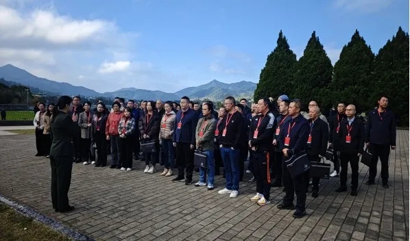 在古田會議會址觀看微黨課《鑄魂勝利之路》。