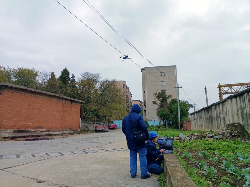 一鍵啟動后，無人機緩緩升起。