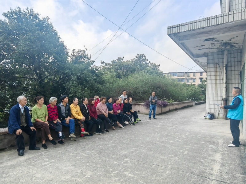 向群眾宣傳”治風“政策。