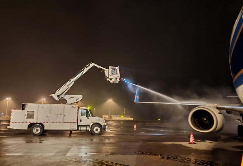 除防冰作業現場。南航貴州供圖.jpg