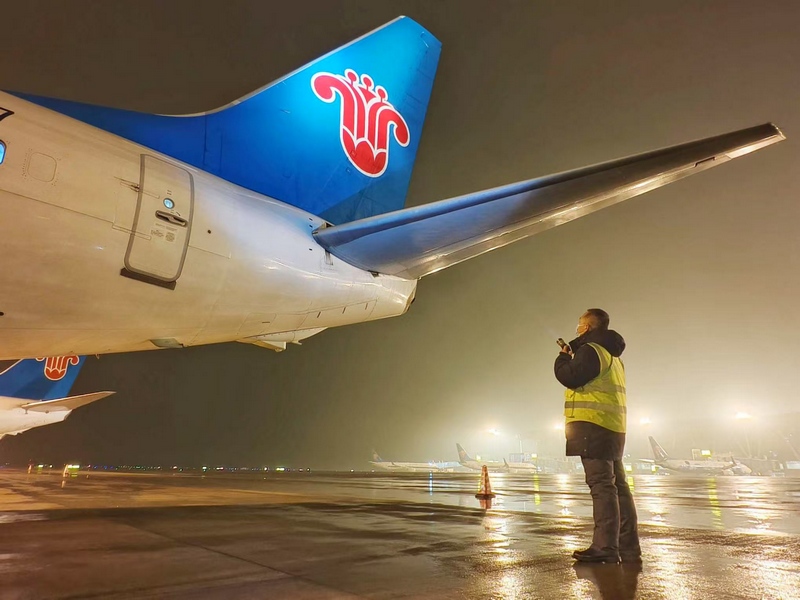 除防冰作業現場。南航貴州供圖2.jpg