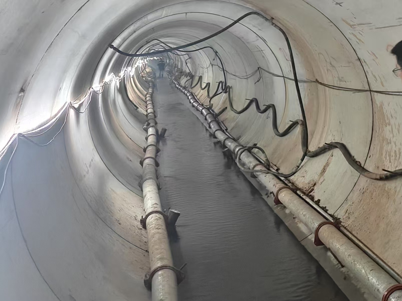 貴州省內最長曲線頂管工程貫通現場。