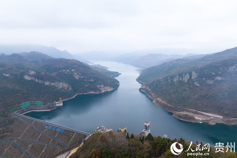 航拍夾巖工程水源大壩。人民網記者 涂敏 攝