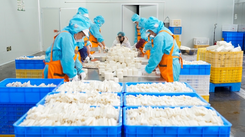 3 工人正在切餌塊粑。