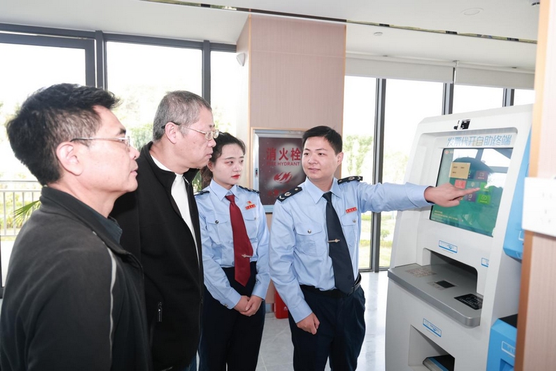 稅務干部在園區自助辦稅區輔導納稅人辦理涉稅業務