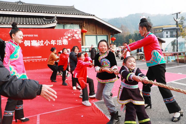 小朋友們參加拔河比賽。楊家孟攝