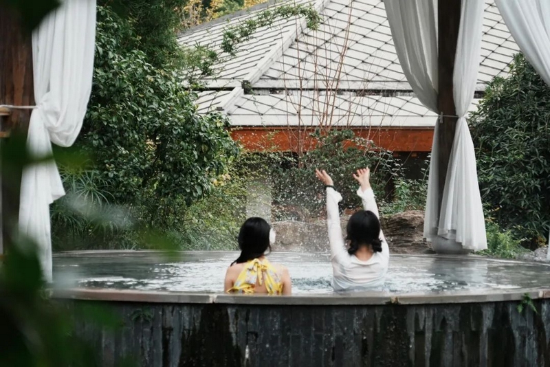 5 圖為戶外園林溫泉區。