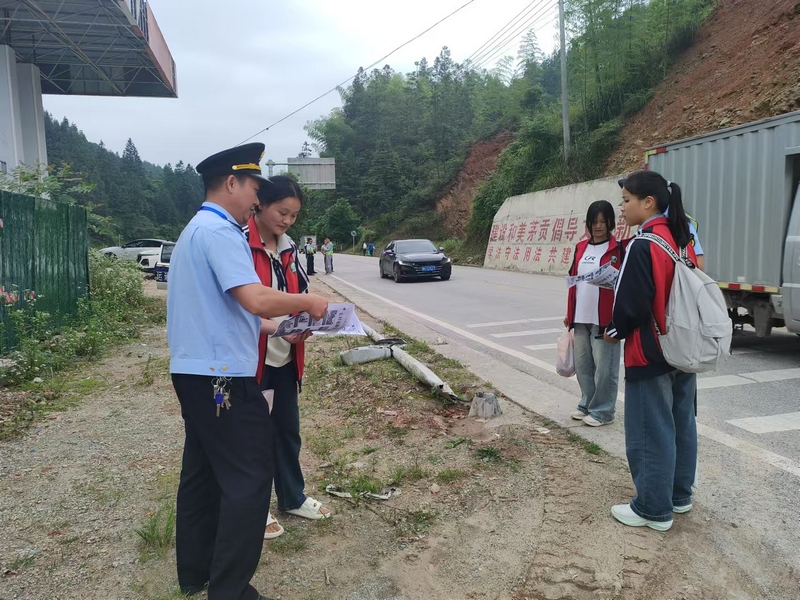 工作人員向學生講解文明交通有關知識(二)