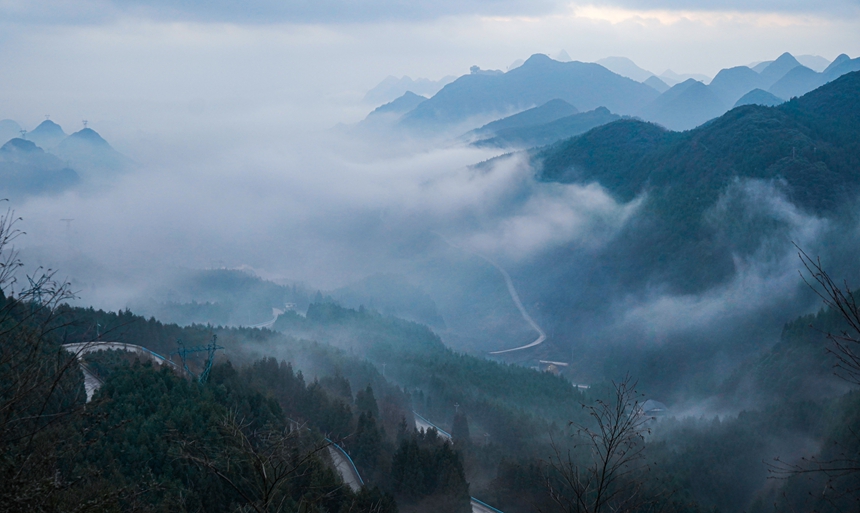 1月1日，晨霧中的貴州省六盤水市鐘山區梅花山度假公園。