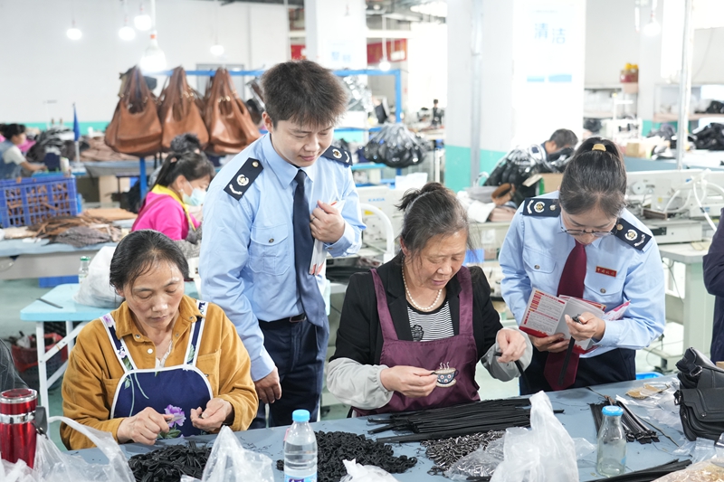 圖為稅務干部在園區企業生產車間了解企業生產線情況
