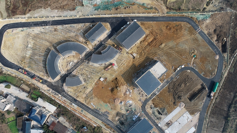 工人在黔金絲猴拯救保護及野生動物救助基礎設施建設項目施工現場忙碌。2（李鶴攝）