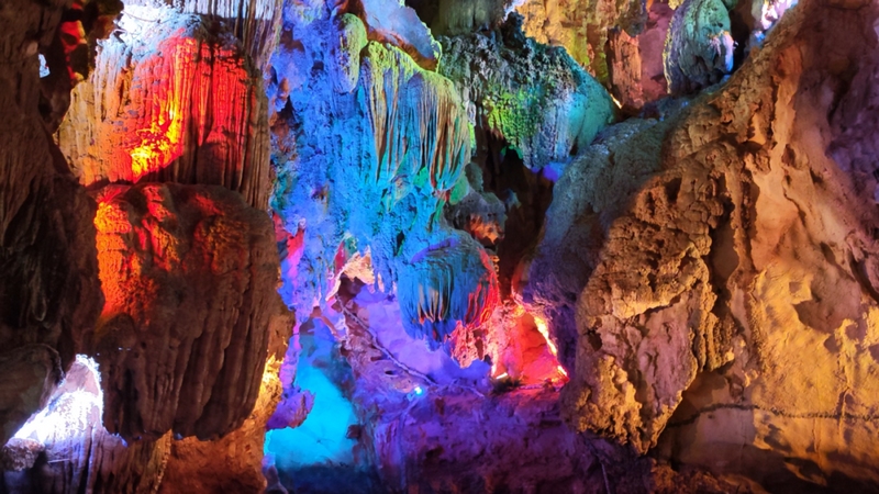2 圖為洞內鐘乳石燈光。  席唱 攝