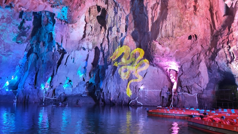 4 圖為二進龍宮洞壁上的龍紋光影。 祁桂騰 攝