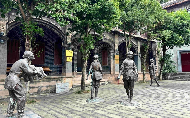 2、門前的女紅軍雕像身姿挺拔、神情堅毅，講述著“半條被子”的故事令人感動（習水融媒供圖）