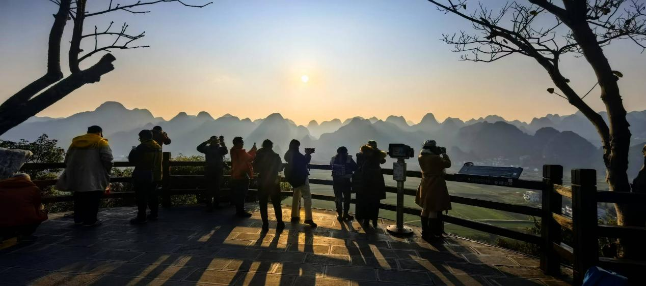 采風團參觀萬峰林。李竹攝