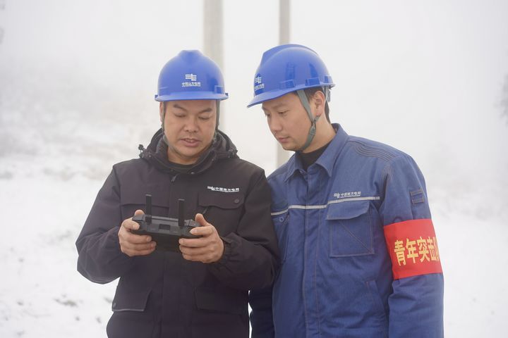 工作人員利用紅外線測溫對線路進行監測 金莎 攝 (2).jpg