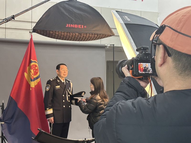 離退休民警拍攝警禮服紀念照現場。實習生 盧俊攝