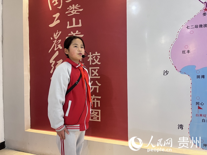 在婁山關紅軍小學，“小紅軍宣講員”馬興燁正在講述“婁山關大捷”的故事。人民網 陳潔泉攝