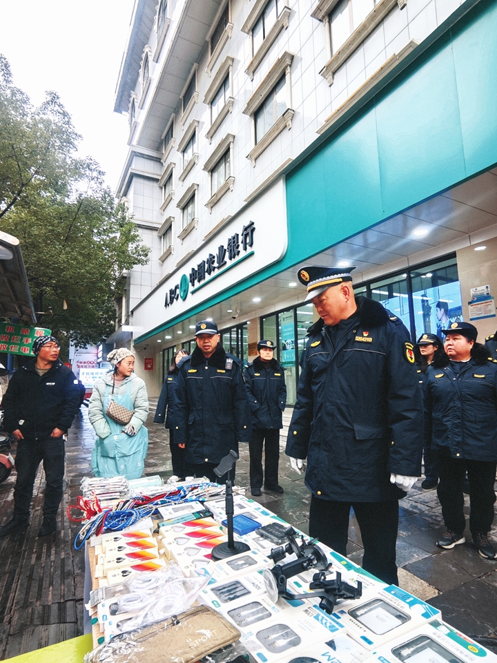 精細管理迎新春 城市秩序煥新顏。