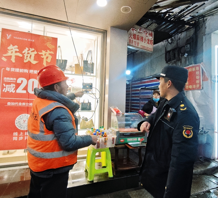 精細管理迎新春 城市秩序煥新顏。