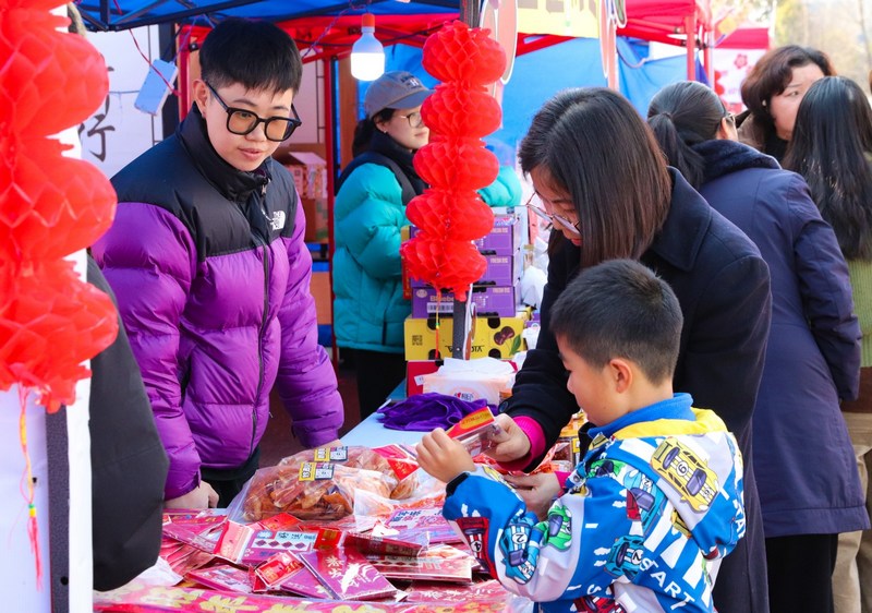 (3)顧客正在購買年貨。陸勁松 攝 (2).jpg