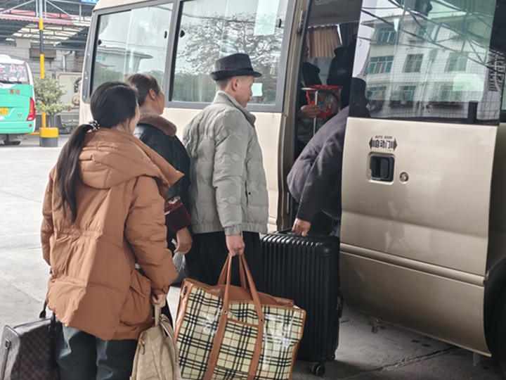 乘客有序排隊上車。