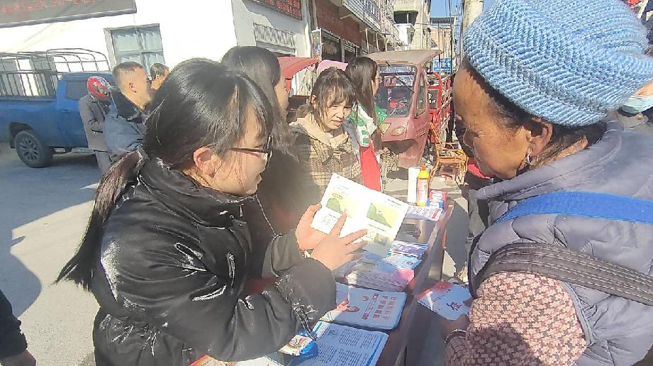 工作人員向群眾講解地質災害防治知識。