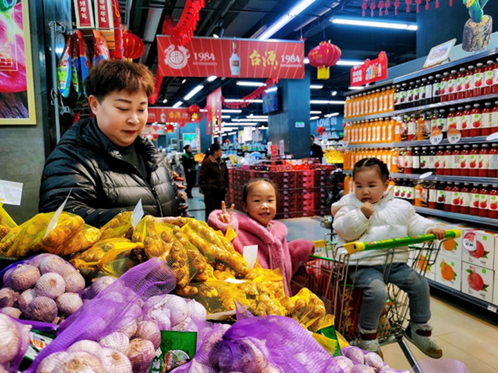 各大超市年味濃。