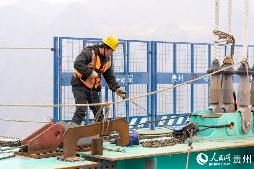 花江峽谷大橋合龍現場。人民網記者 涂敏攝