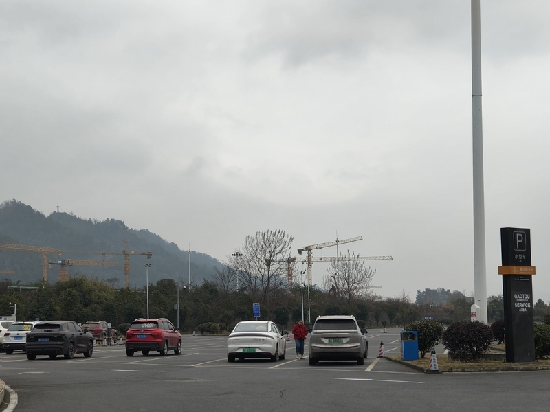 停在金沙服務區休息的車輛。蔡昀攝