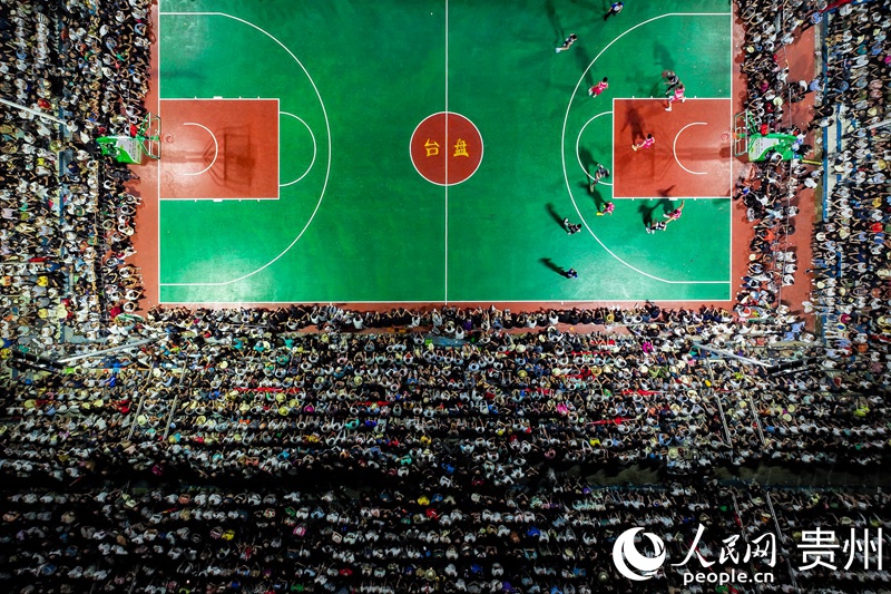 在臺江縣，“村BA”現場人氣滿滿。人民網 涂敏 攝