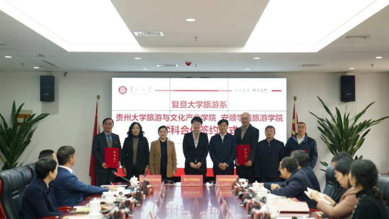 5.省外高水平大學“組團式”幫扶簽約儀式現場。何旭東 攝