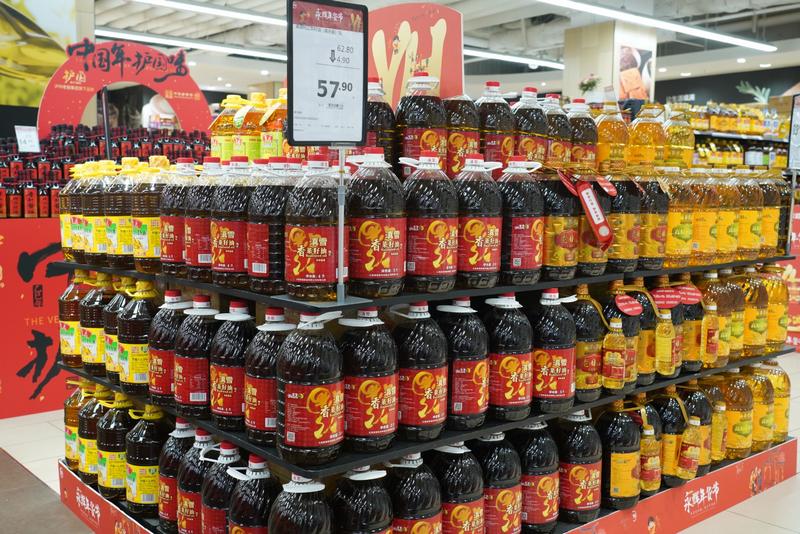 清鎮佳惠超市內儲備了充足的糧油。郭露 攝.jpg