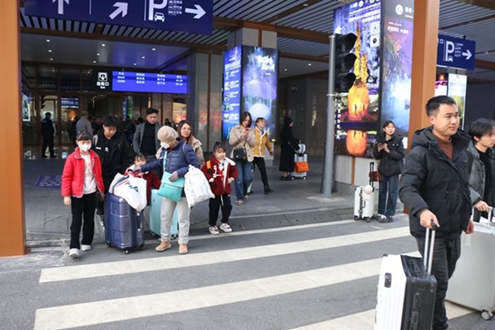 荔波站人流如織。